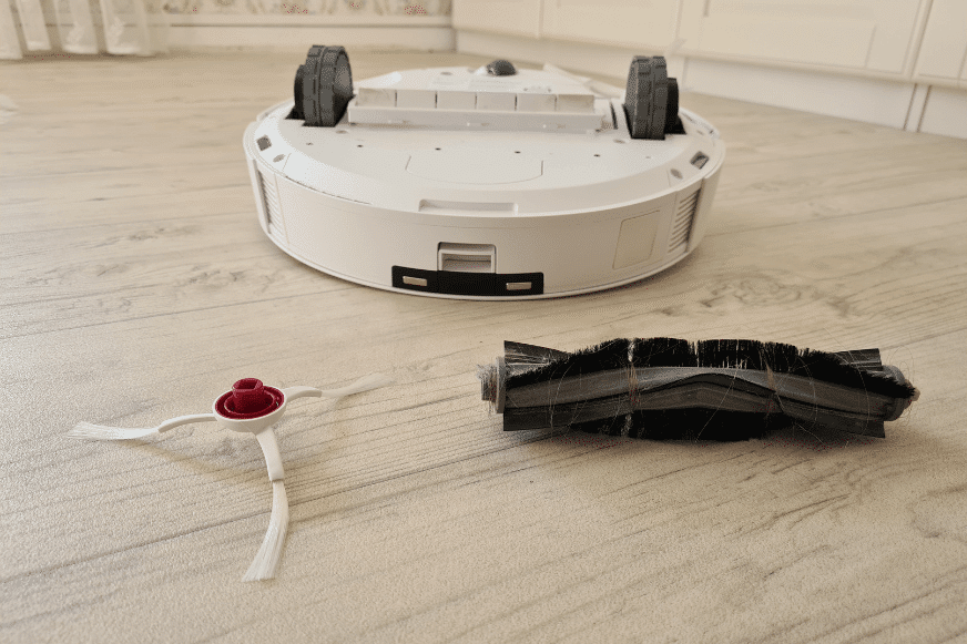 Die Seitenbürste und die Hauptbürste des ECOVACS DEEBOT T10 liegen auf dem Boden nebeneinander